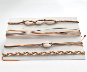 Cowrie shell string bracelet orange - Set of 4